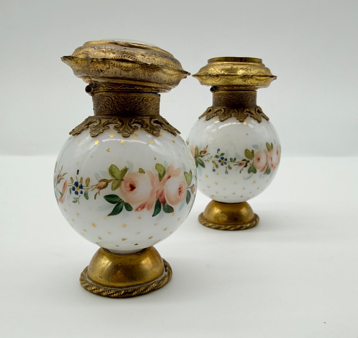 Paire de flacons opaline blanche Baccarat 19e siècle Avec des médaillons floraux-photo-2