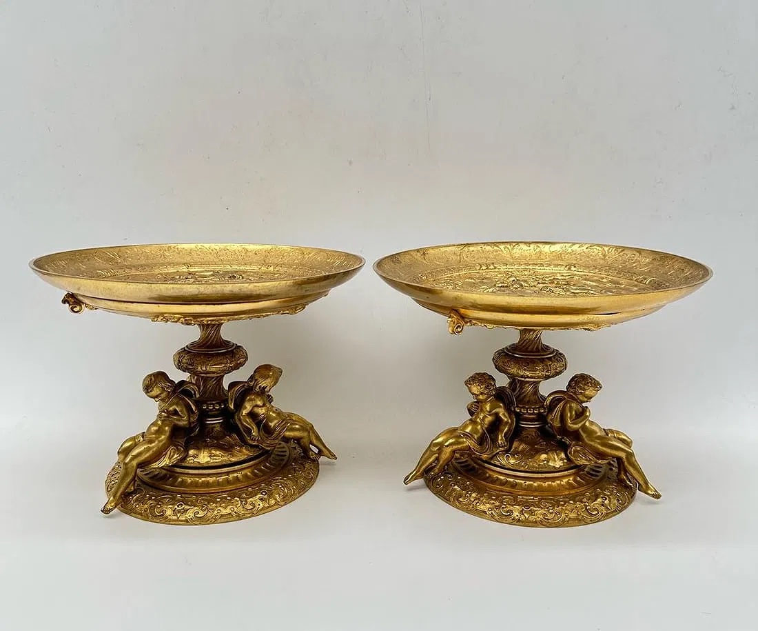 XIXe siècle Paire de tazza en bronze doré de style gothique-photo-1