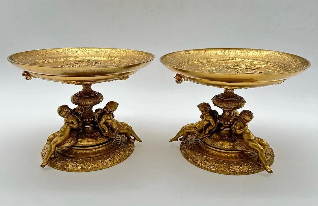 XIXe siècle Paire de tazza en bronze doré de style gothique