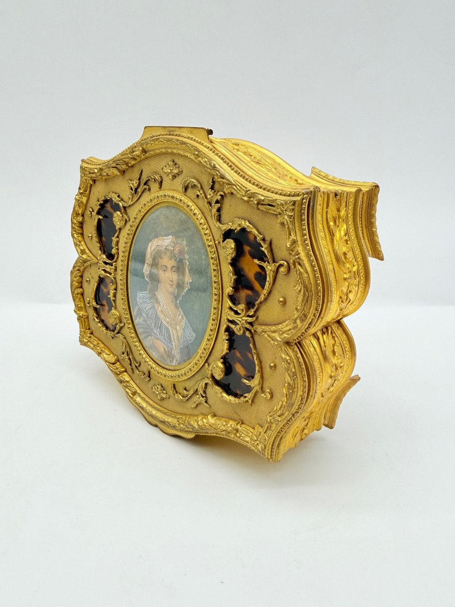 COFFRET A BIJOUX ORNE Bronze doré avec miniature portrait -photo-2