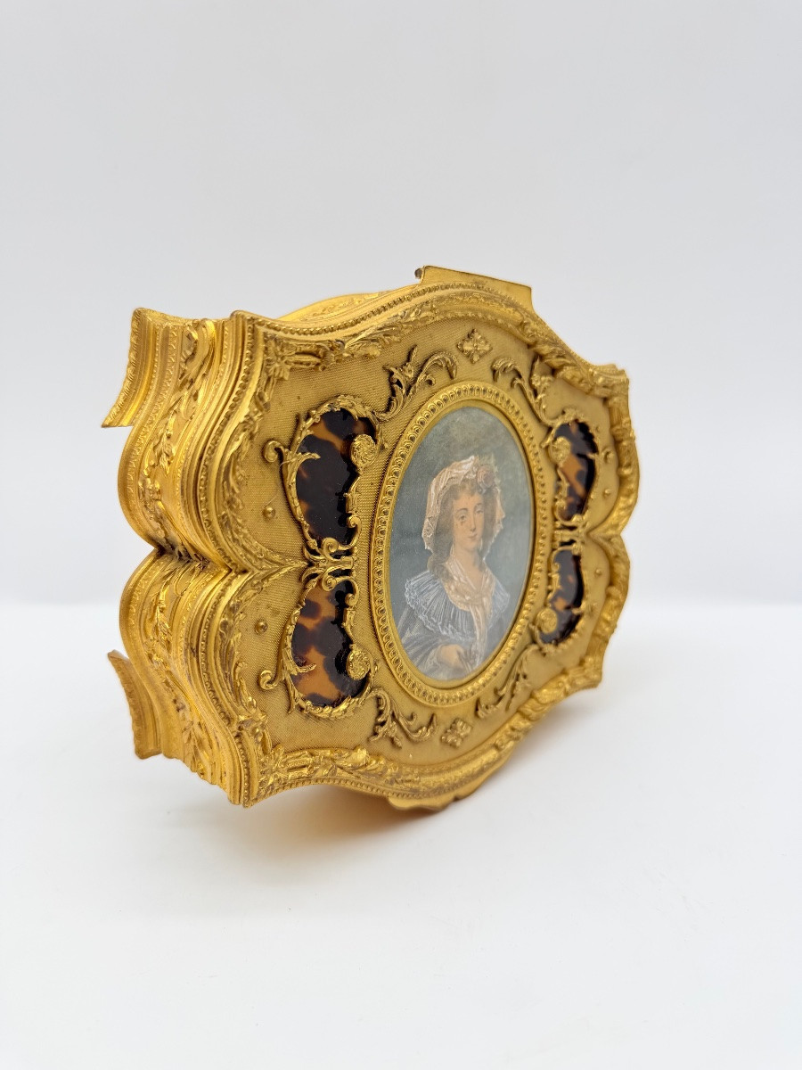COFFRET A BIJOUX ORNE Bronze doré avec miniature portrait -photo-3