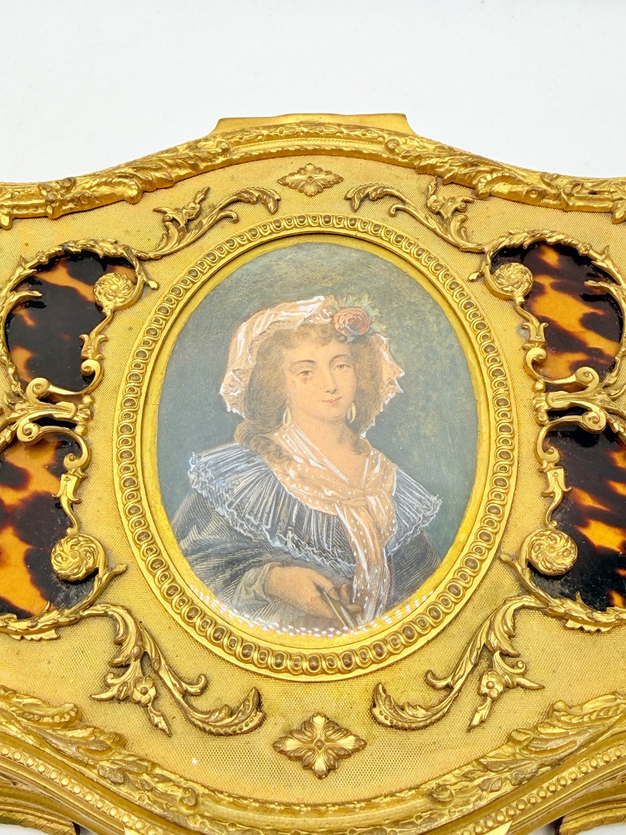 COFFRET A BIJOUX ORNE Bronze doré avec miniature portrait -photo-4