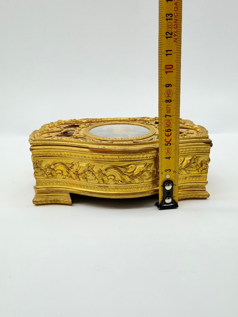 COFFRET A BIJOUX ORNE Bronze doré avec miniature portrait -photo-1