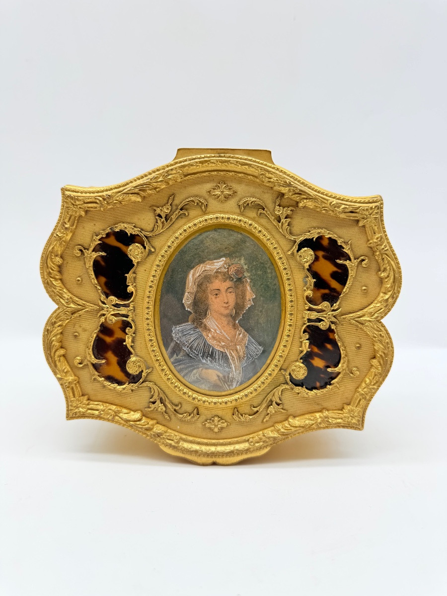 COFFRET A BIJOUX ORNE Bronze doré avec miniature portrait 