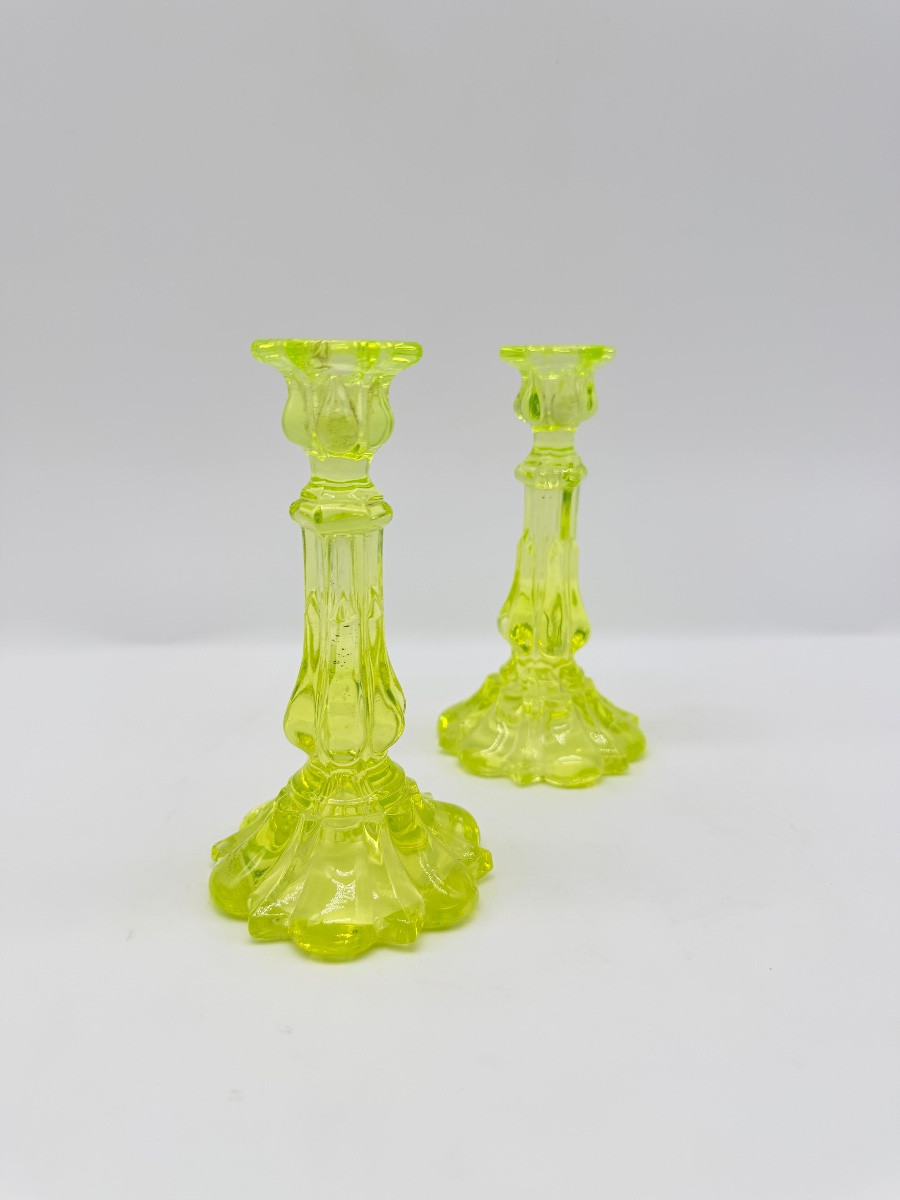 Paire de bougeoirs en verre à Ouraline  de Baccarat, XIXe siècle  -photo-2