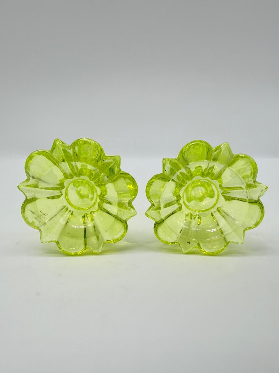 Paire de bougeoirs en verre à Ouraline  de Baccarat, XIXe siècle  -photo-4