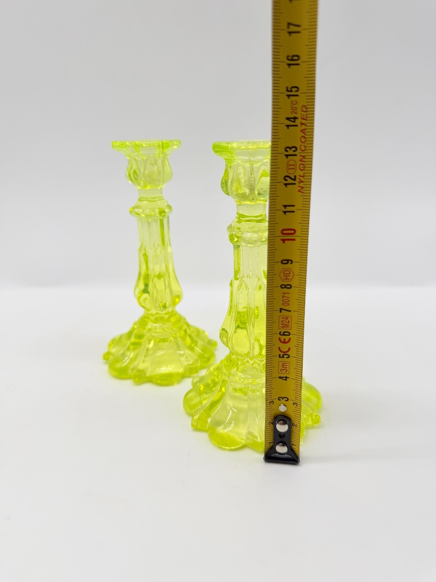 Paire de bougeoirs en verre à Ouraline  de Baccarat, XIXe siècle  -photo-1