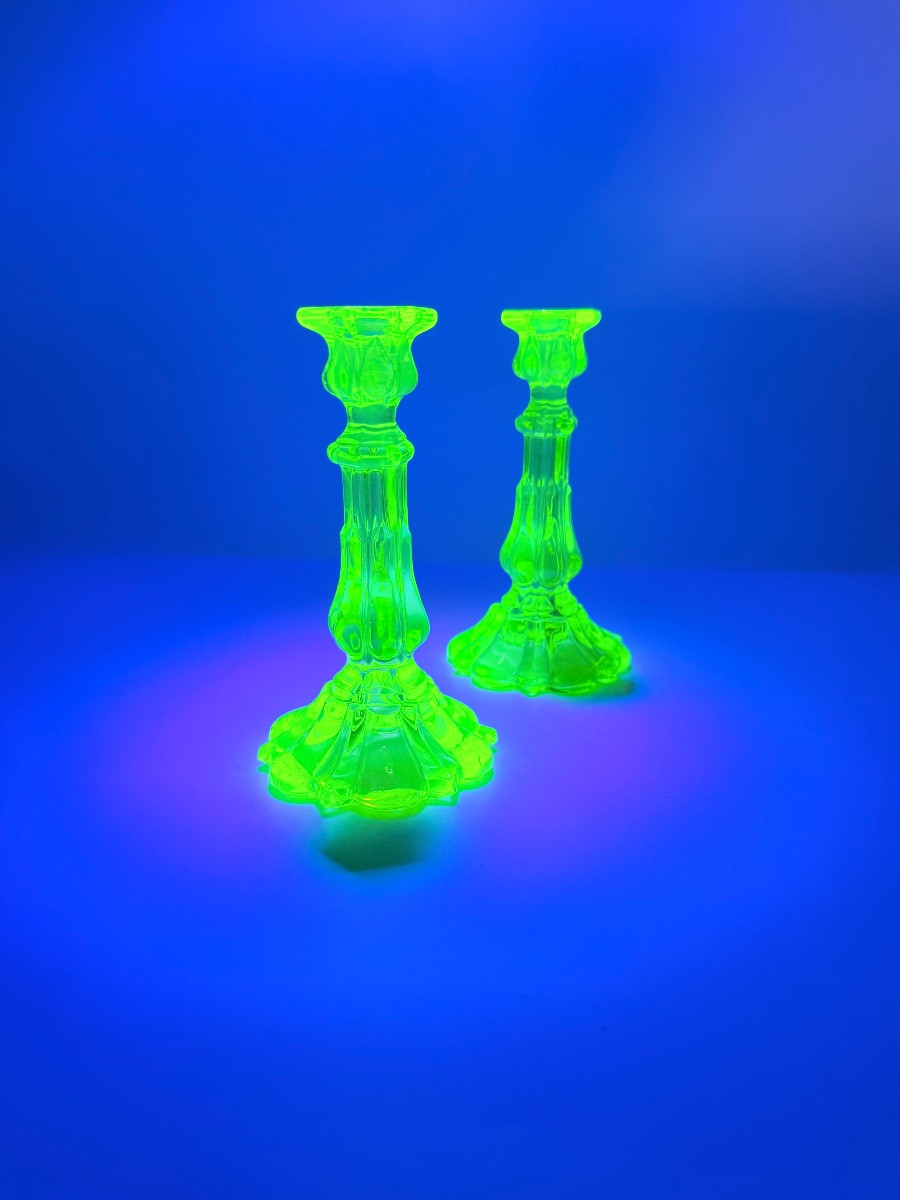 Paire de bougeoirs en verre à Ouraline  de Baccarat, XIXe siècle  -photo-4