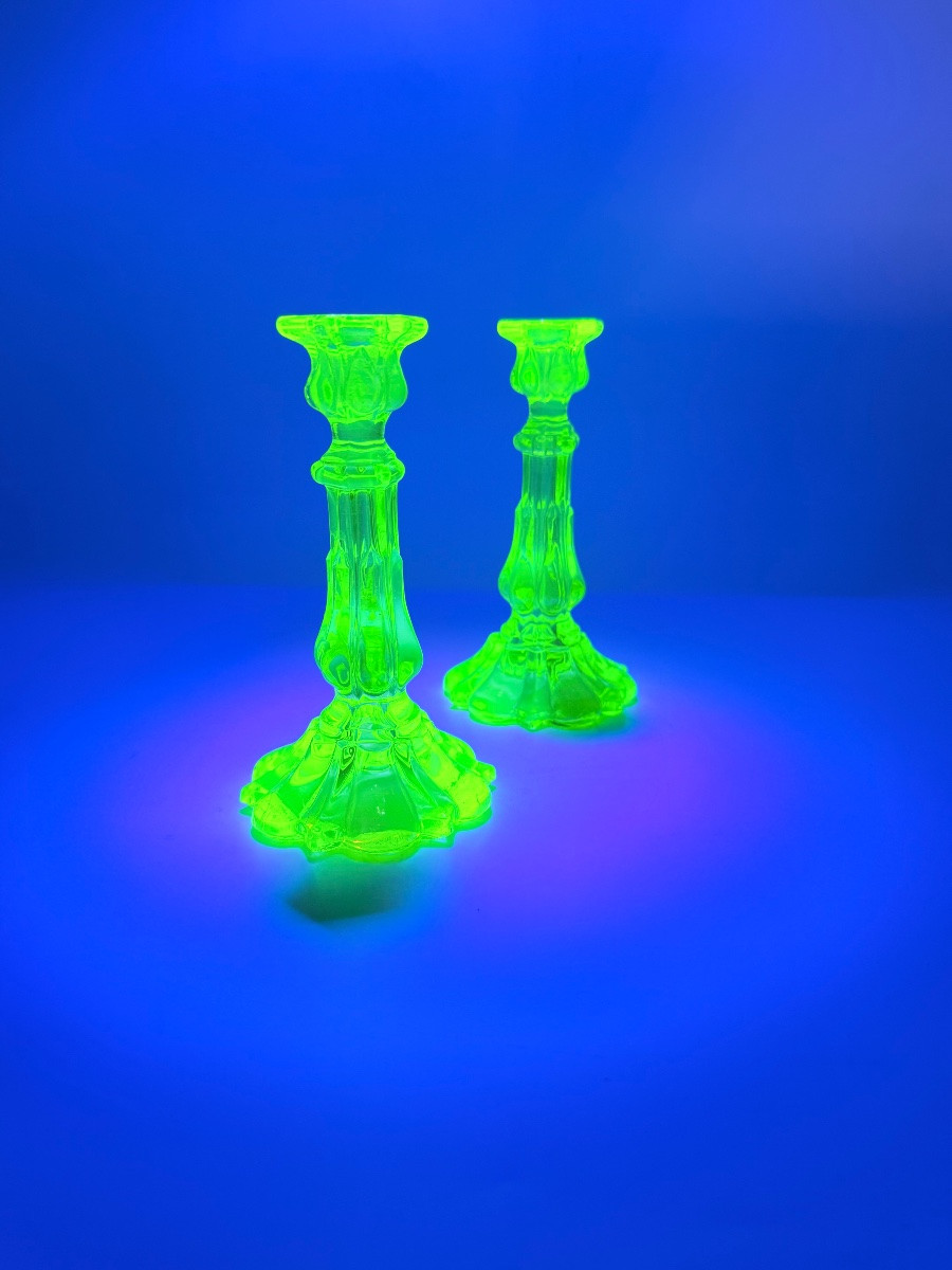 Paire de bougeoirs en verre à Ouraline  de Baccarat, XIXe siècle  -photo-5