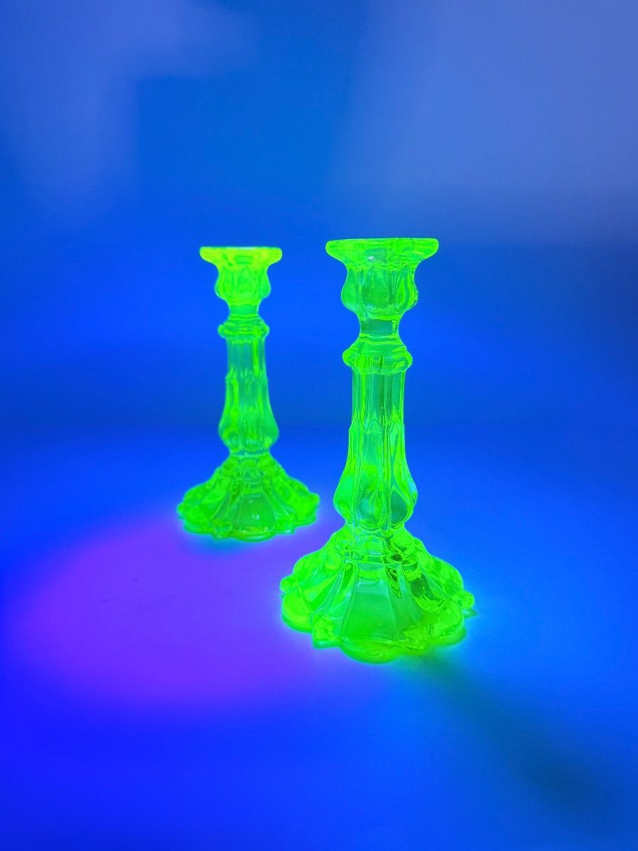 Paire de bougeoirs en verre à Ouraline  de Baccarat, XIXe siècle  -photo-6