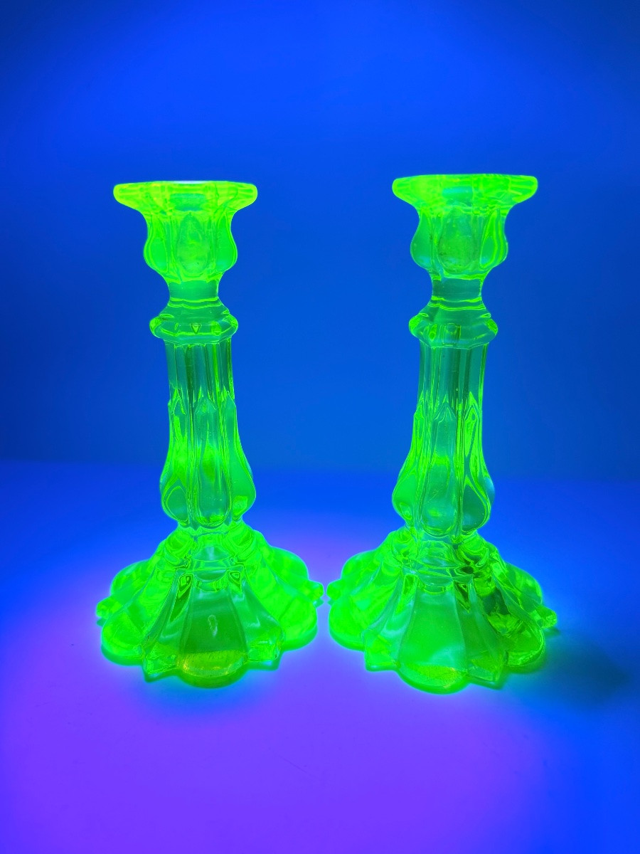 Paire de bougeoirs en verre à Ouraline  de Baccarat, XIXe siècle  -photo-7