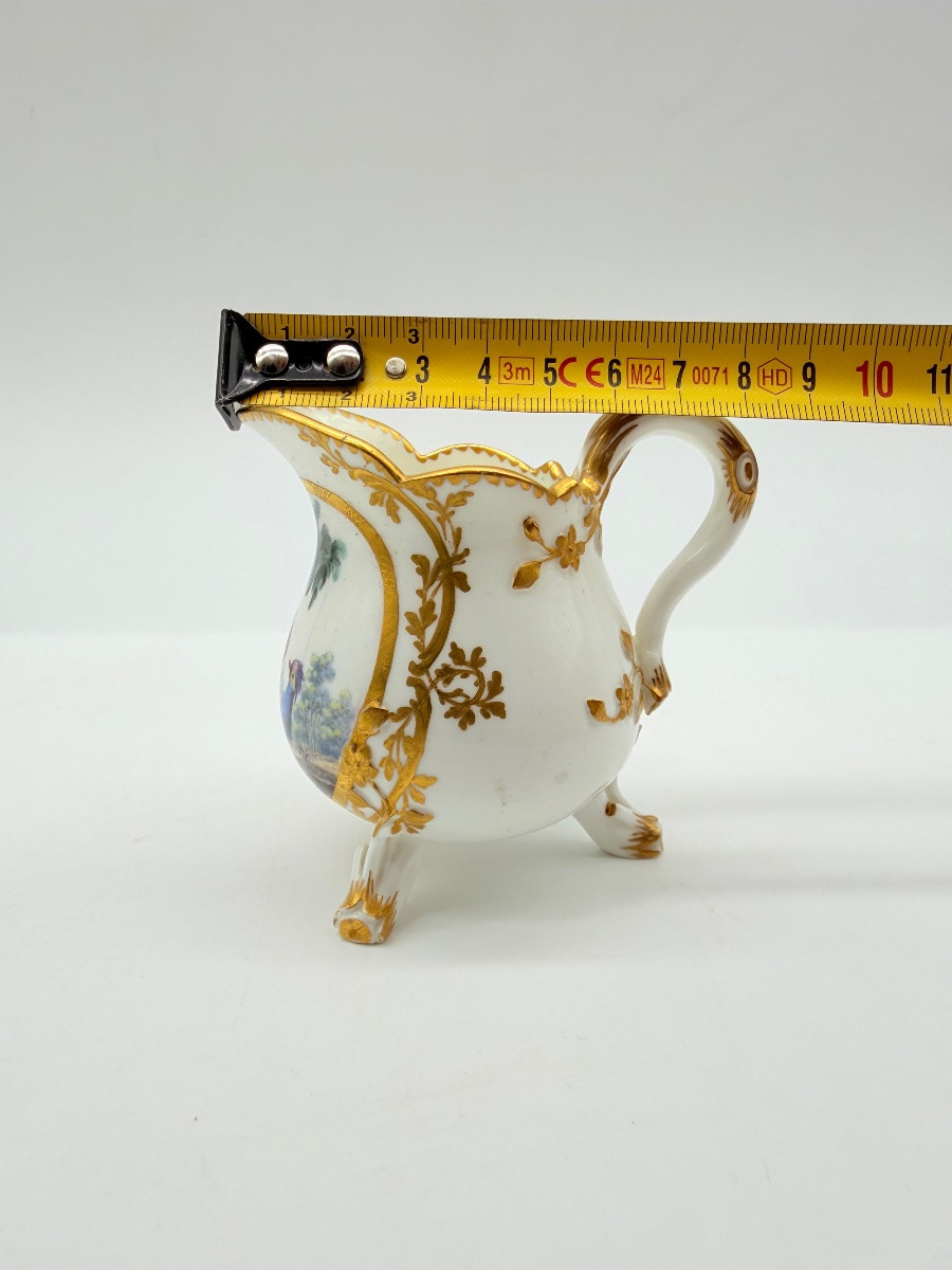 Pot à lait en porcelaine de Vincennes décoré d'oiseaux exotiques.-photo-1
