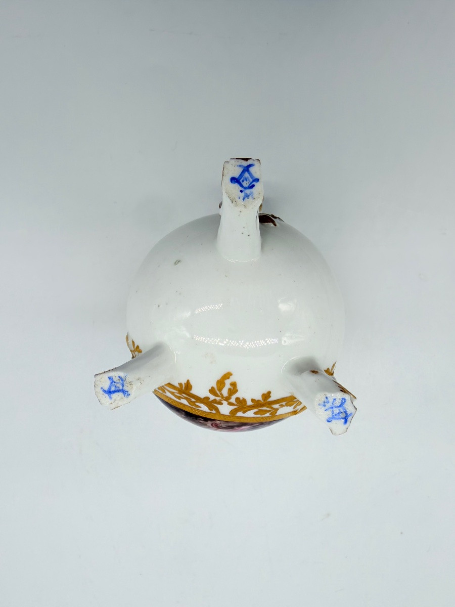 Pot à lait en porcelaine de Vincennes décoré d'oiseaux exotiques.-photo-3