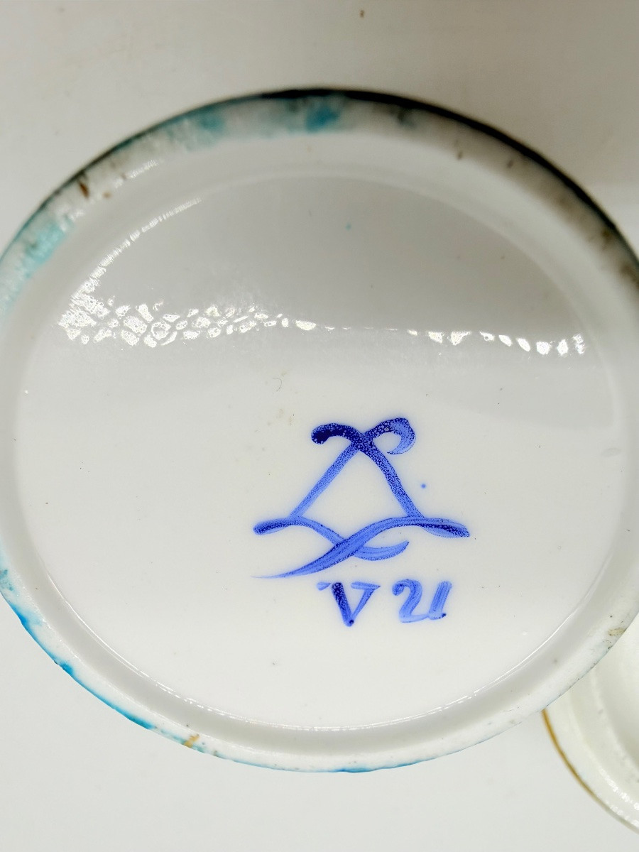 Tasse et couvercle de Sèvres, décorés de roses isolées entourées d'un ruban bleu et doré-photo-3