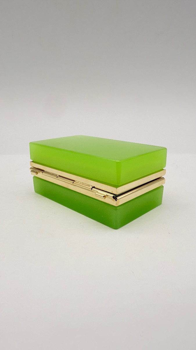 Boîte française en opaline verte, de forme rectangulaire, avec des montures en bronze doré-photo-3