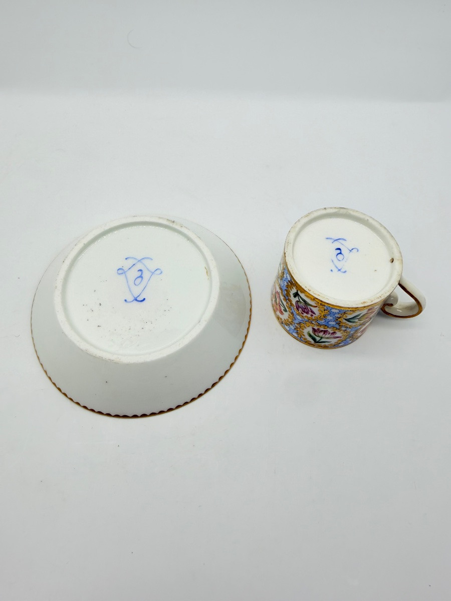 Porcelaine de Sèvres Tasse et soucoupe A décor polychrome de tulipe, XVIIIEME-photo-6
