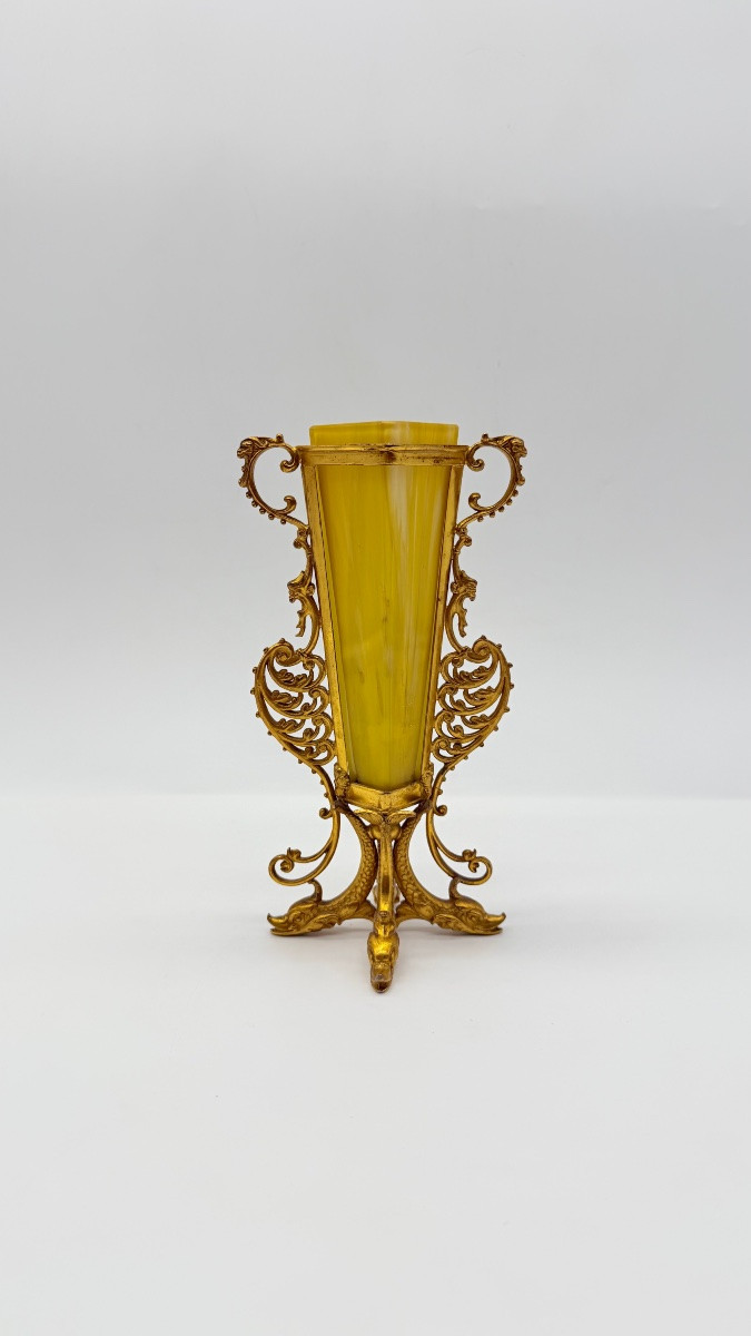 Art Nouveau Verre opaline en  jaune, orné d'un décor en relief en bronze doré  -photo-3