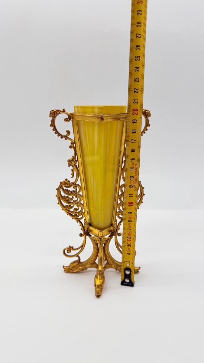 Art Nouveau Verre opaline en  jaune, orné d'un décor en relief en bronze doré  -photo-1