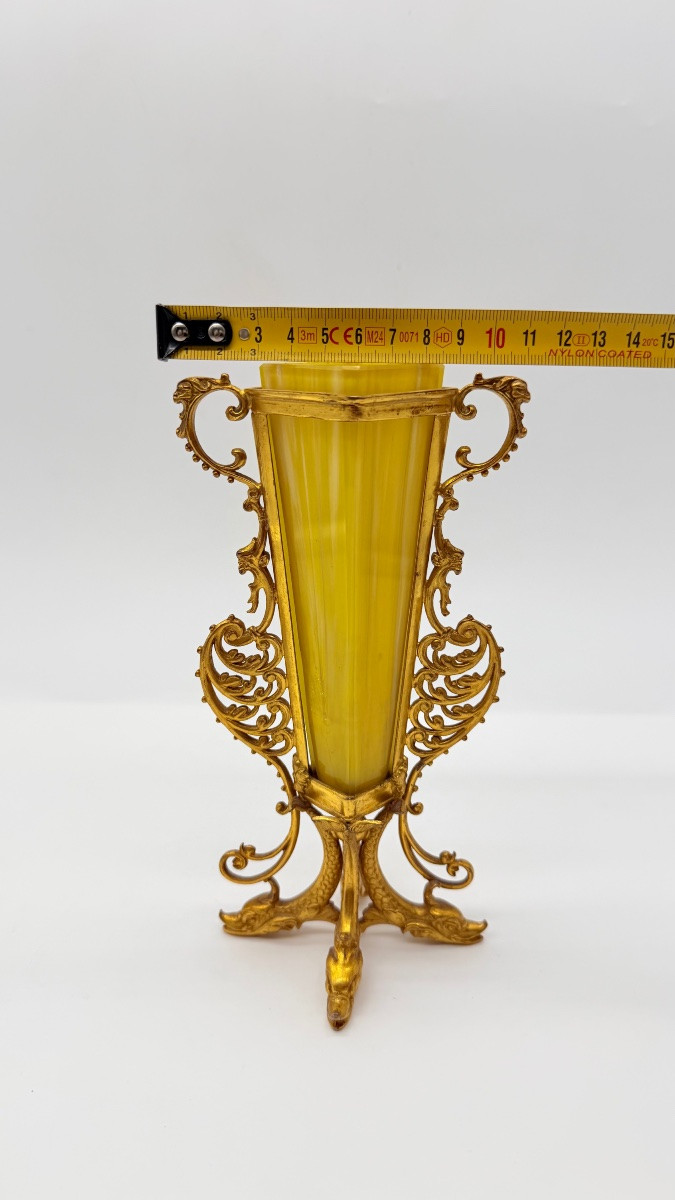 Art Nouveau Verre opaline en  jaune, orné d'un décor en relief en bronze doré  -photo-2