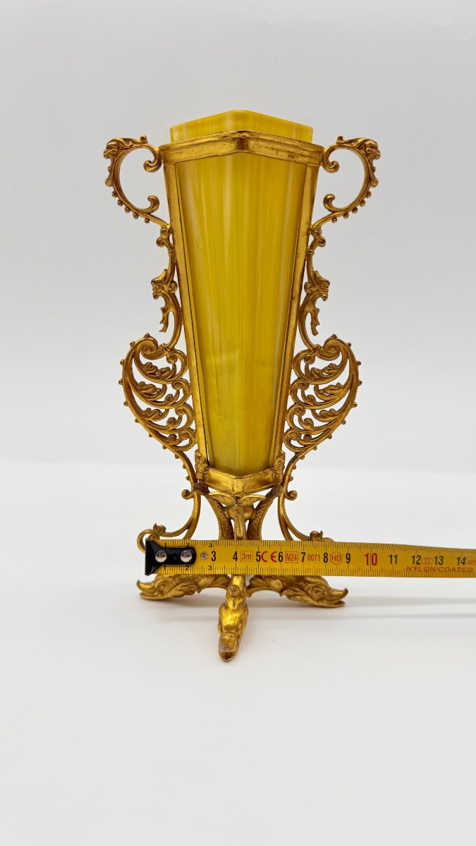 Art Nouveau Verre opaline en  jaune, orné d'un décor en relief en bronze doré  -photo-3