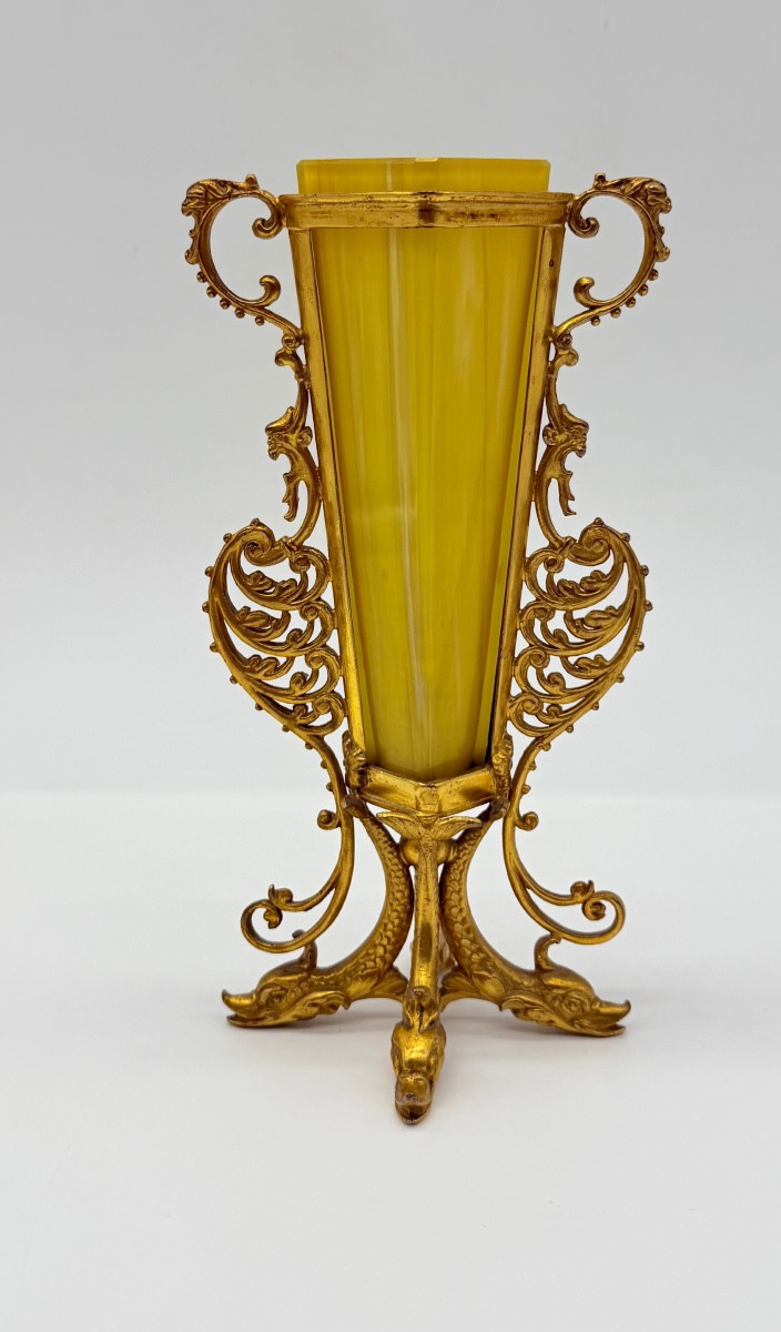 Art Nouveau Verre opaline en  jaune, orné d'un décor en relief en bronze doré  