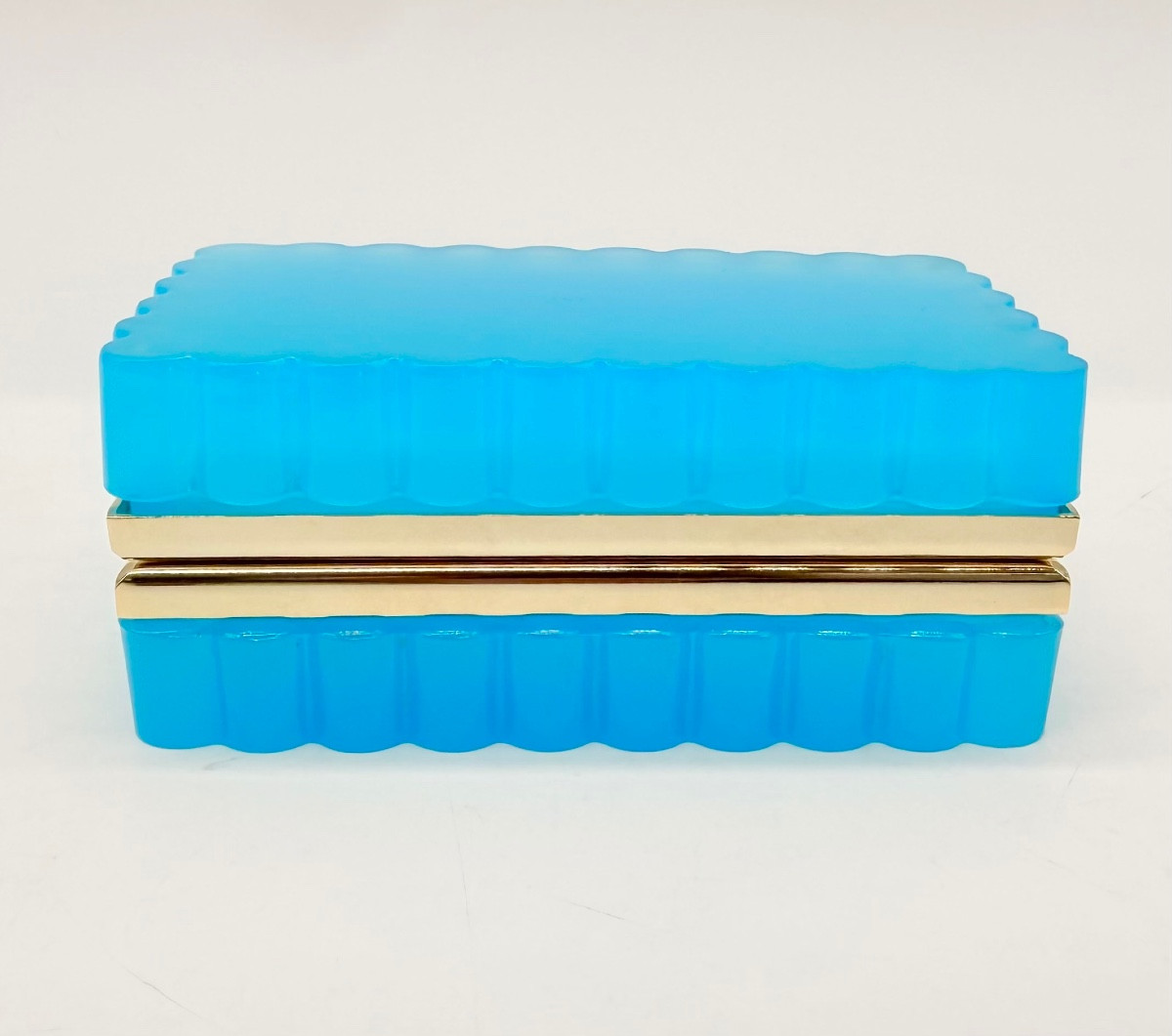 Boîte rectangulaire en verre opaline avec monture en bronze doré  
