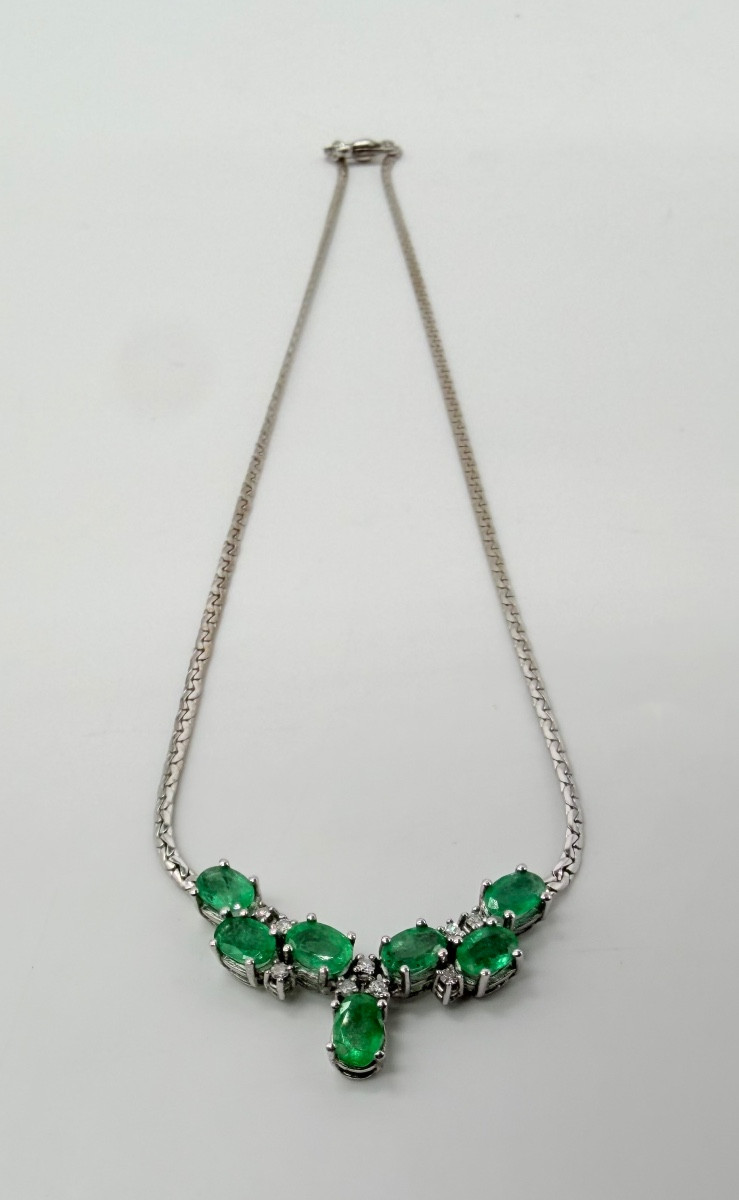 COLLIER EN OR BLANC AVEC ÉMERAUDES ET DIAMANTS,585