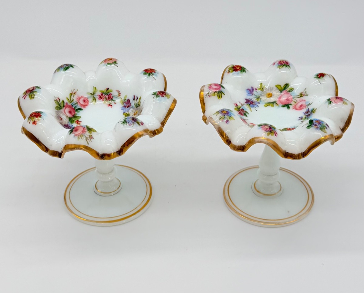 Paire de tasses en verre opaline ornées de fleurs peintes,XIXeme-photo-2