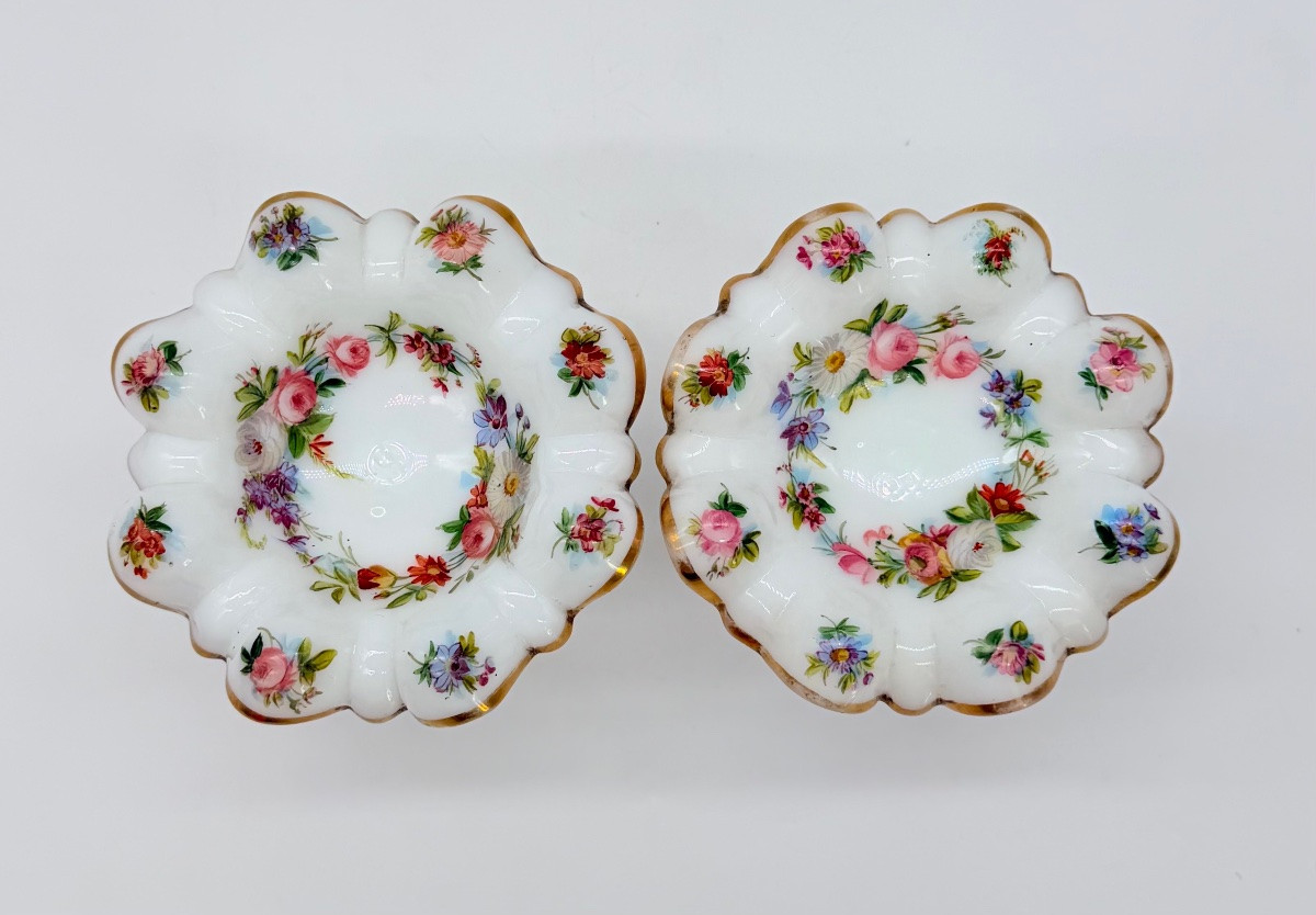 Paire de tasses en verre opaline ornées de fleurs peintes,XIXeme-photo-1