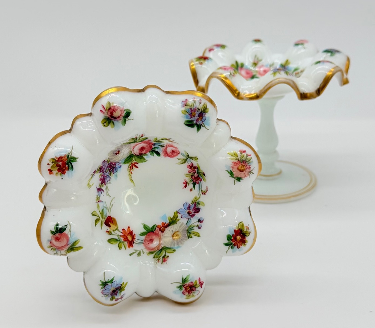 Paire de tasses en verre opaline ornées de fleurs peintes,XIXeme
