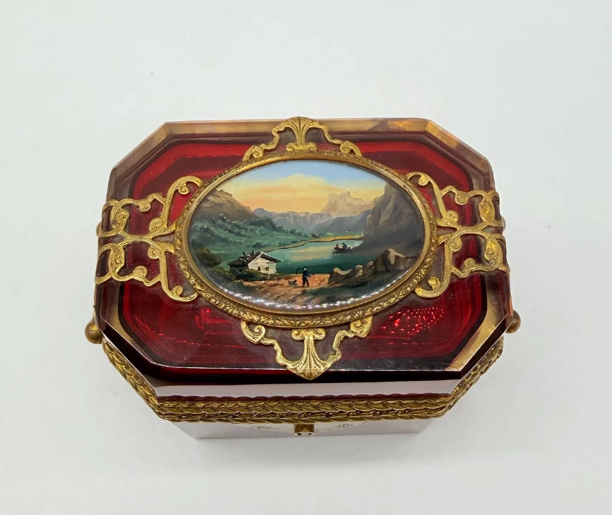 Une extraordinaire boîte ancienne en verre de Bohême ornée d'un médaillon ovale miniature-photo-2