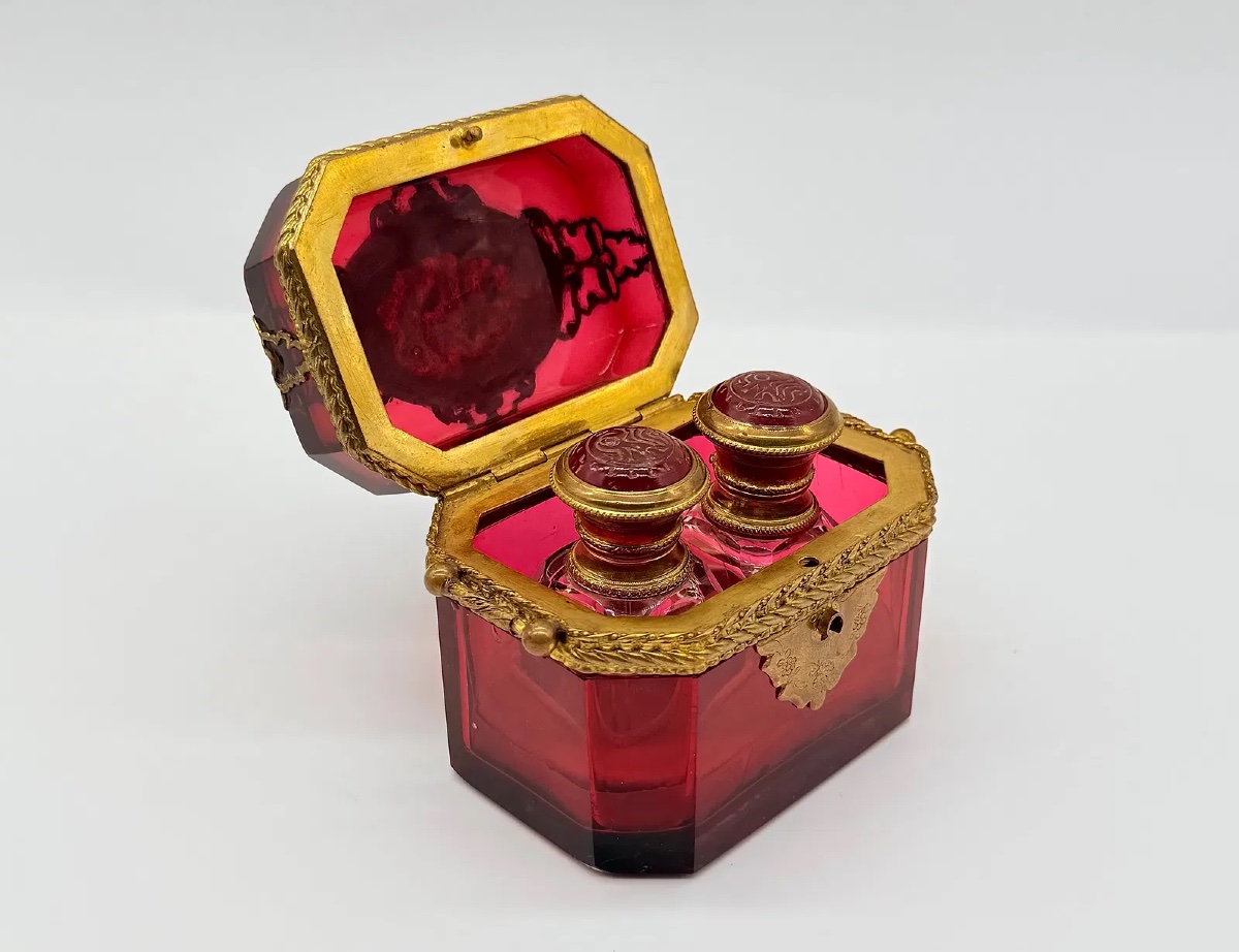 Une extraordinaire boîte ancienne en verre de Bohême ornée d'un médaillon ovale miniature-photo-3