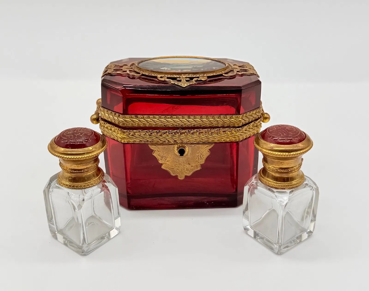 Une extraordinaire boîte ancienne en verre de Bohême ornée d'un médaillon ovale miniature-photo-4