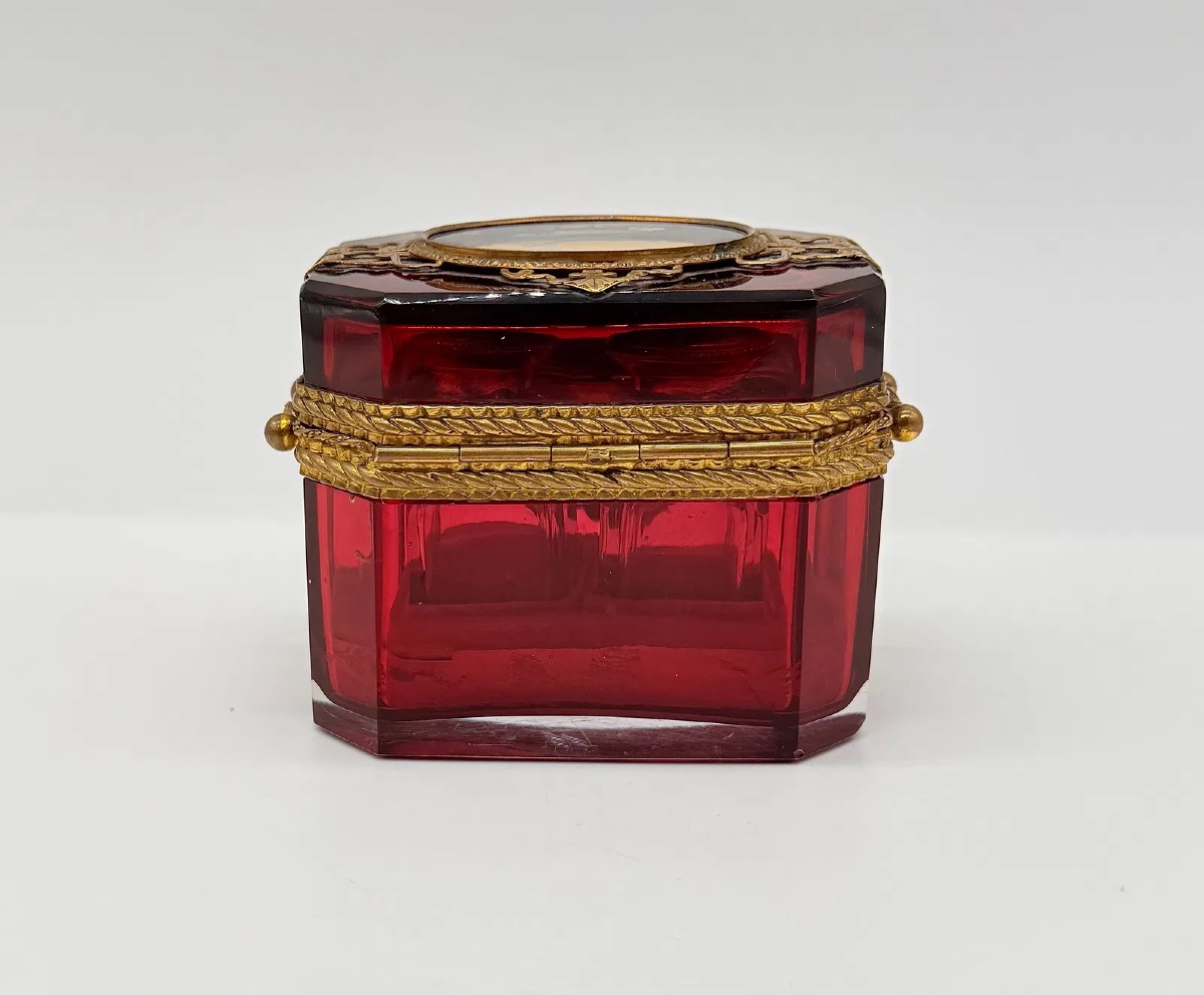 Une extraordinaire boîte ancienne en verre de Bohême ornée d'un médaillon ovale miniature-photo-1