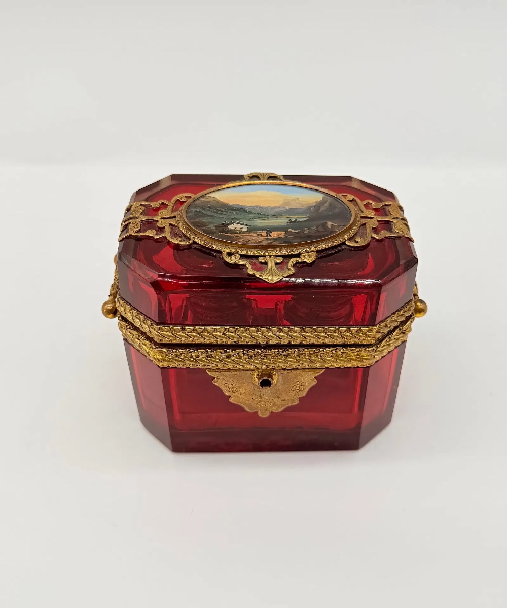 Une extraordinaire boîte ancienne en verre de Bohême ornée d'un médaillon ovale miniature-photo-3