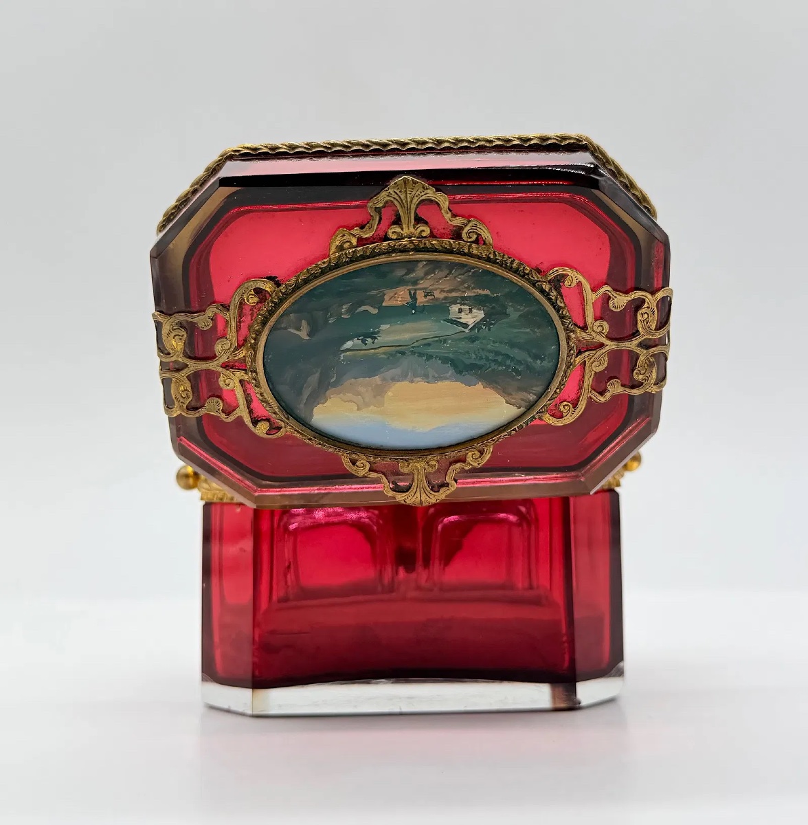 Une extraordinaire boîte ancienne en verre de Bohême ornée d'un médaillon ovale miniature-photo-4