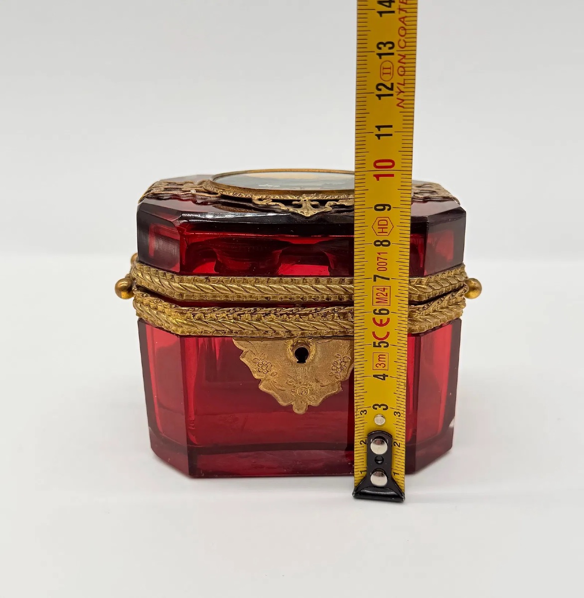 Une extraordinaire boîte ancienne en verre de Bohême ornée d'un médaillon ovale miniature-photo-5