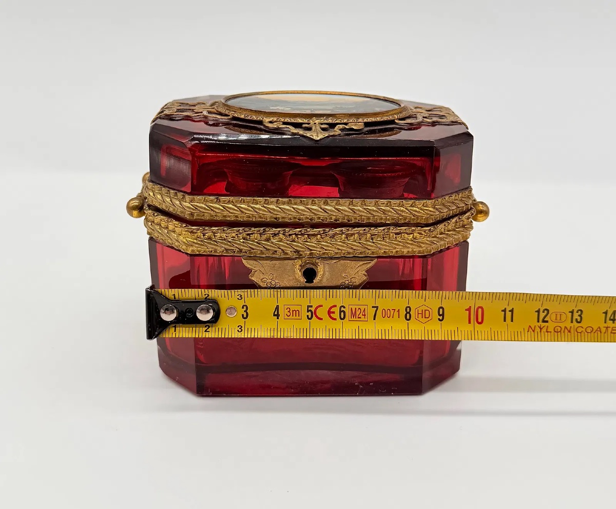 Une extraordinaire boîte ancienne en verre de Bohême ornée d'un médaillon ovale miniature-photo-6