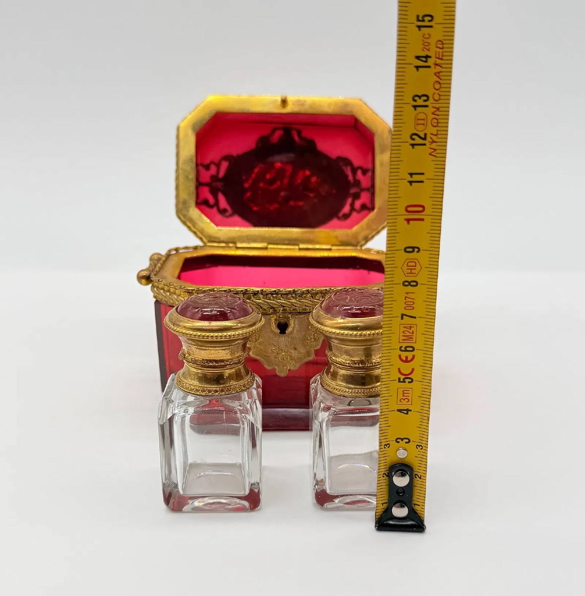 Une extraordinaire boîte ancienne en verre de Bohême ornée d'un médaillon ovale miniature-photo-7