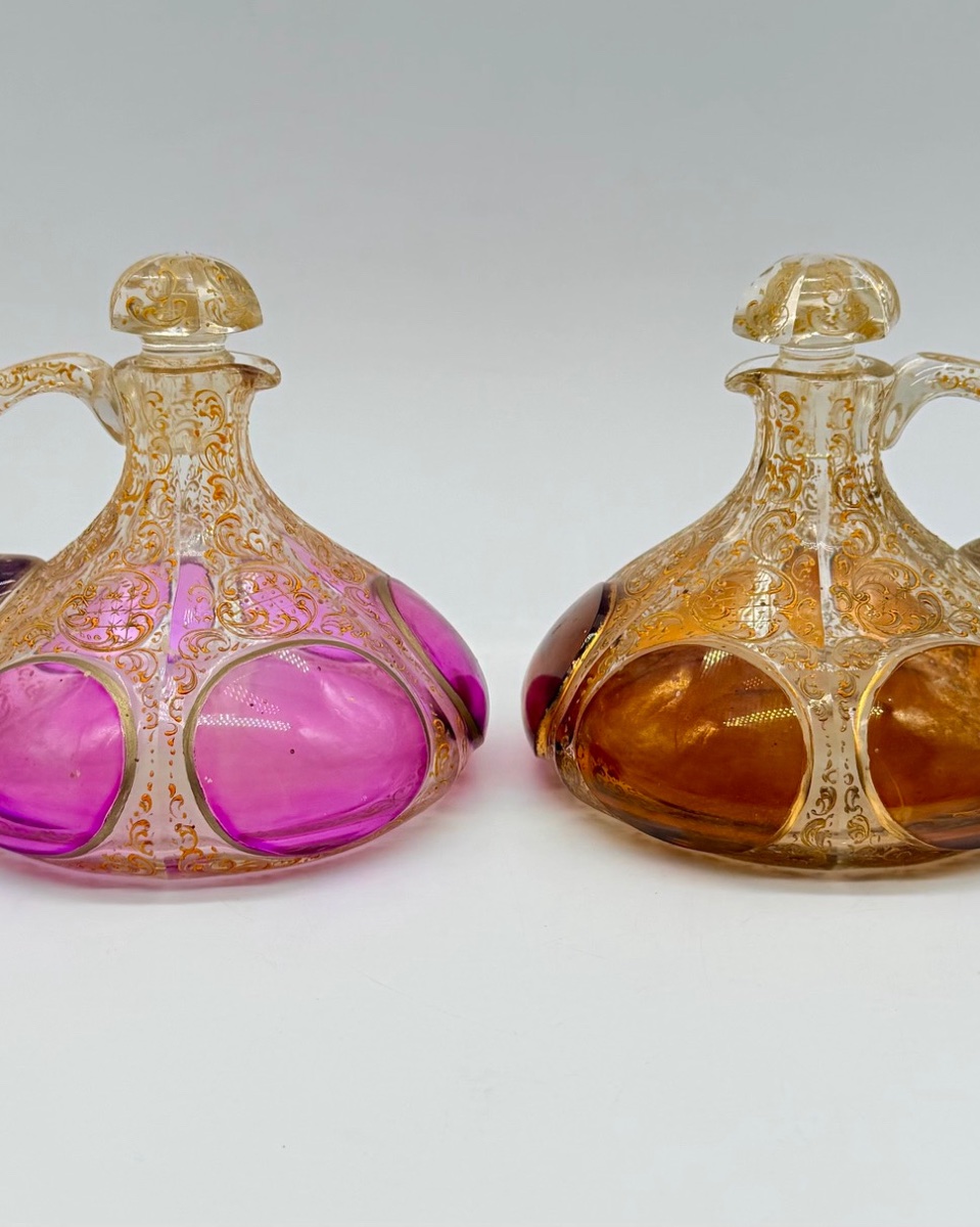 Paire de cruches en verre Moser design cabochon,XIXeme