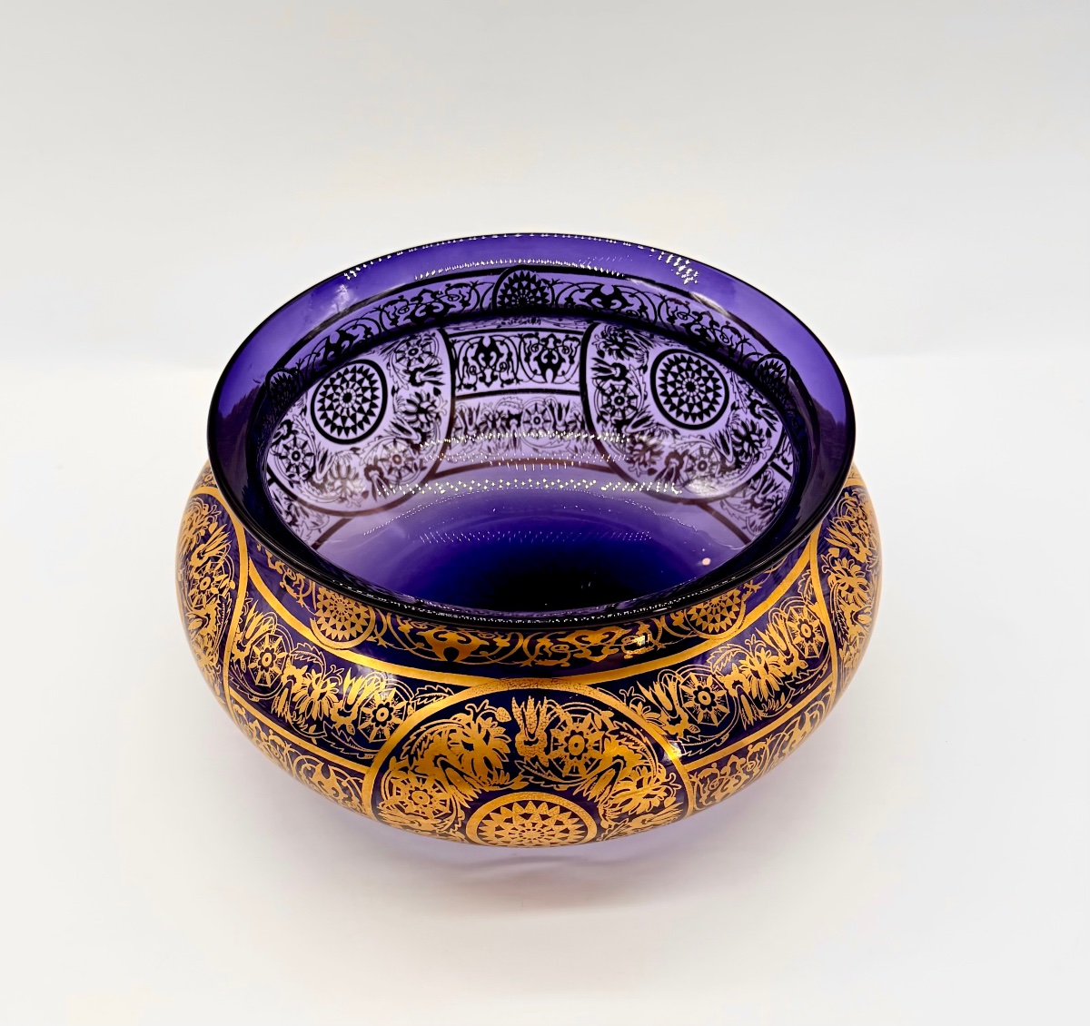 Grand bol de table en verre Moser, couleur améthyste foncée avec des motifs dorés -photo-2