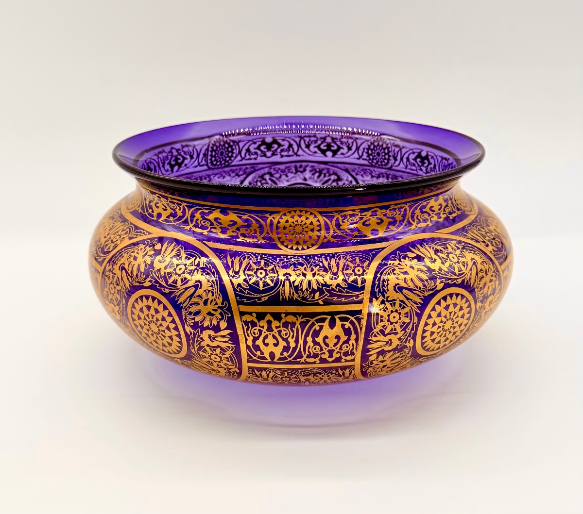 Grand bol de table en verre Moser, couleur améthyste foncée avec des motifs dorés -photo-4