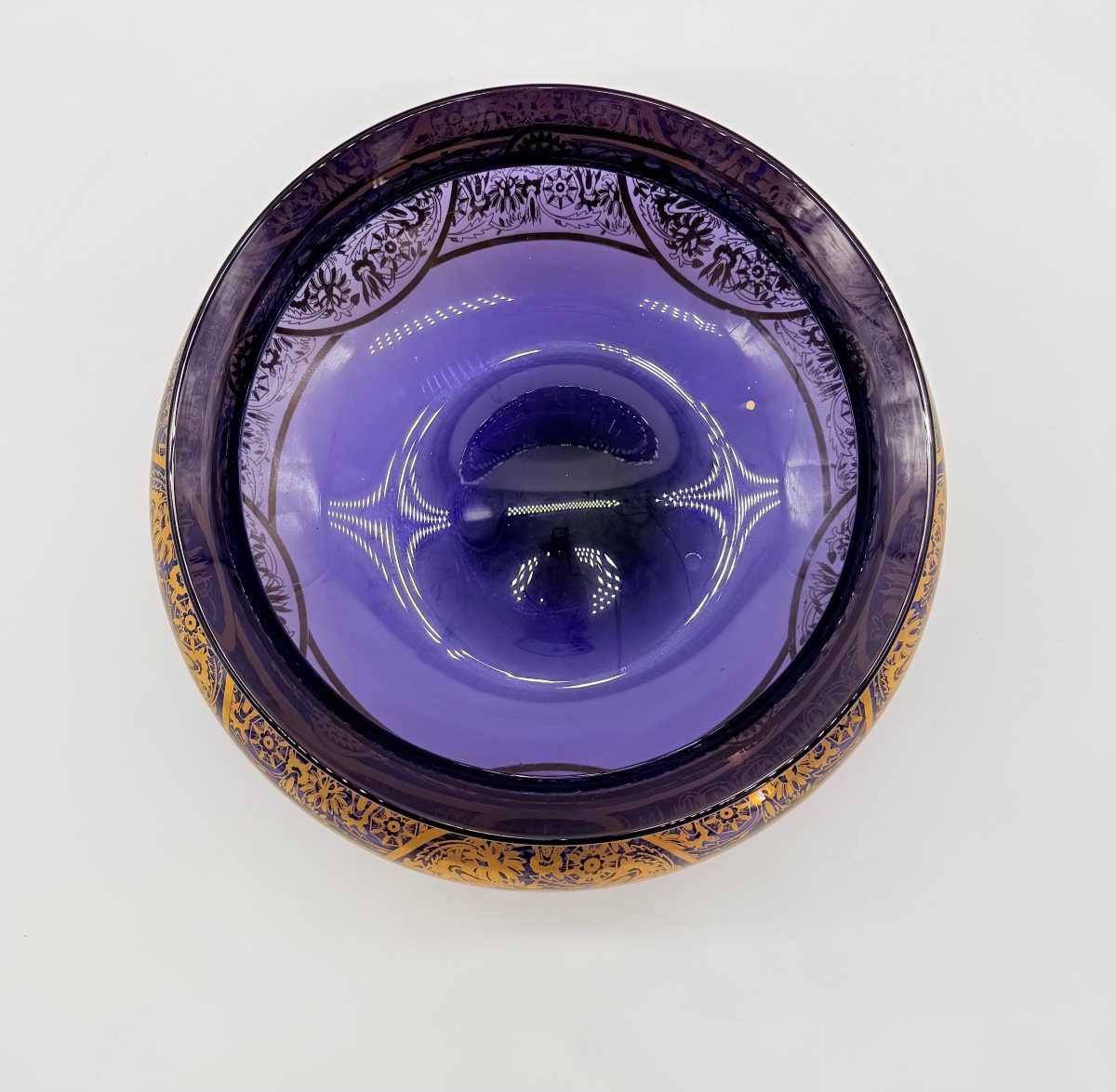Grand bol de table en verre Moser, couleur améthyste foncée avec des motifs dorés -photo-1