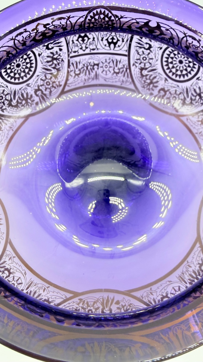 Grand bol de table en verre Moser, couleur améthyste foncée avec des motifs dorés -photo-3