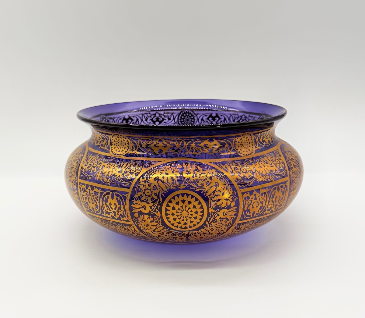 Grand bol de table en verre Moser, couleur améthyste foncée avec des motifs dorés 