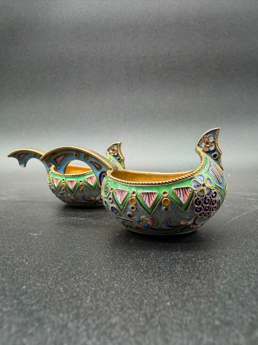 PAIRE DE KOVSH RUSSES EN ÉMAIL CLOISONNÉ ET DORÉ , 11 Artel, provenance Christie's-photo-2