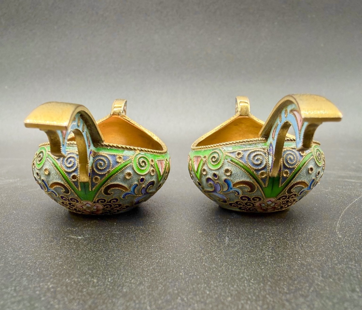 PAIRE DE KOVSH RUSSES EN ÉMAIL CLOISONNÉ ET DORÉ , 11 Artel, provenance Christie's-photo-3