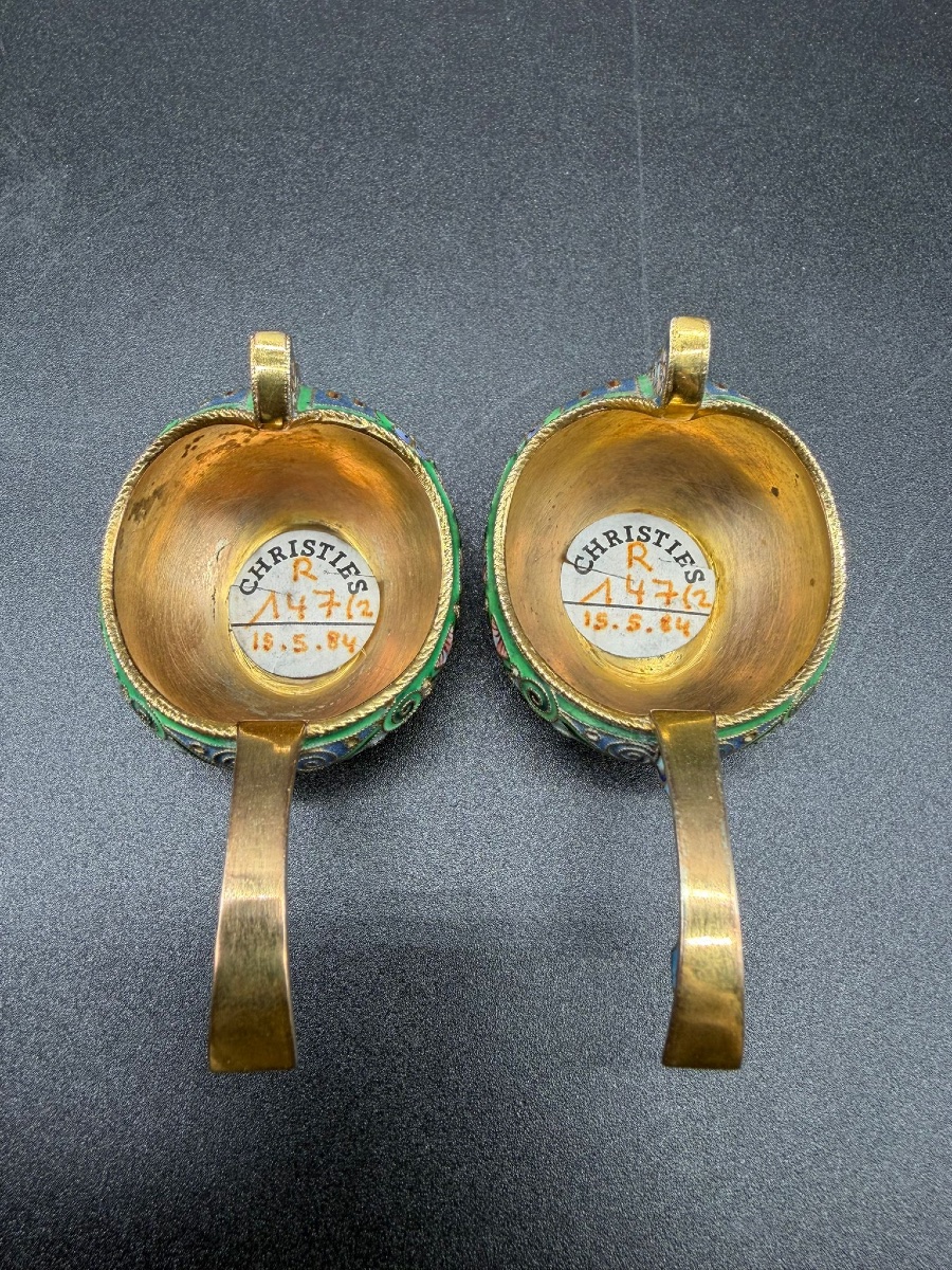 PAIRE DE KOVSH RUSSES EN ÉMAIL CLOISONNÉ ET DORÉ , 11 Artel, provenance Christie's-photo-4
