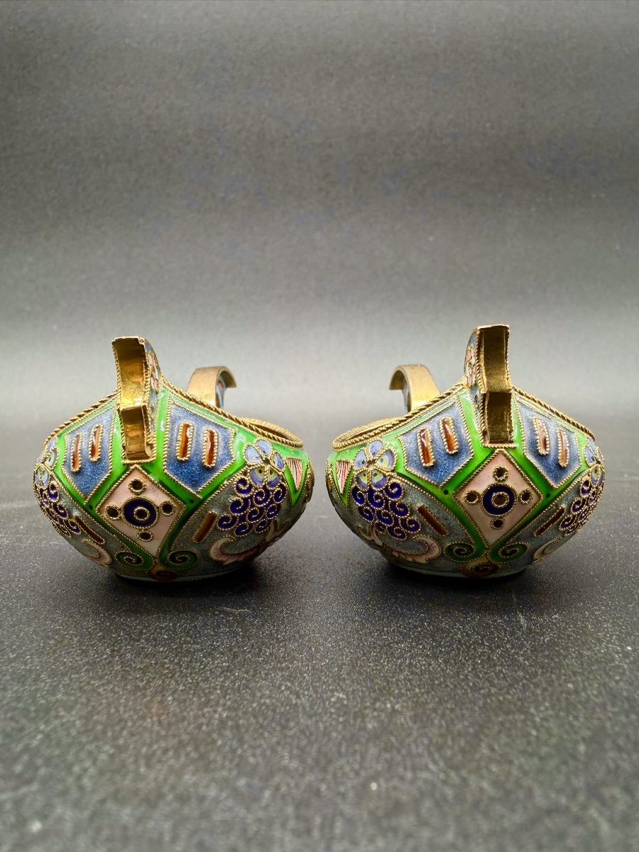 PAIRE DE KOVSH RUSSES EN ÉMAIL CLOISONNÉ ET DORÉ , 11 Artel, provenance Christie's-photo-1