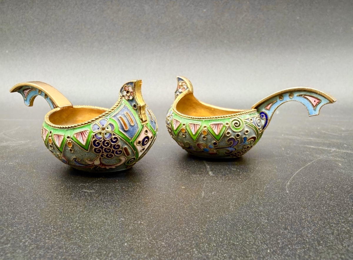 PAIRE DE KOVSH RUSSES EN ÉMAIL CLOISONNÉ ET DORÉ , 11 Artel, provenance Christie's-photo-2
